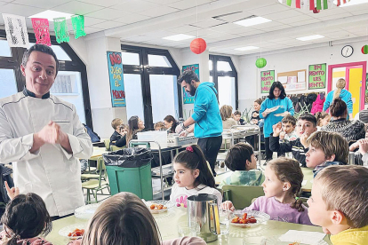 Els alumnes de l'escola francesa de la Massana han tastat la gastronomia italiana a les Jornades de cuina sostenible, on han posat en pràctica els consells més bàsics de cuina.