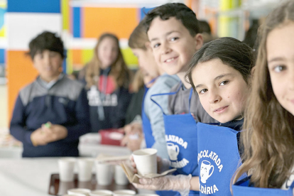 El col·legi Sant Ermengol ha organitzat la segona edició de la xocolatada solidària a favor del càncer infantil. Hi han participat més de 500 alumnes i s'han recaptat 1.700 euros.