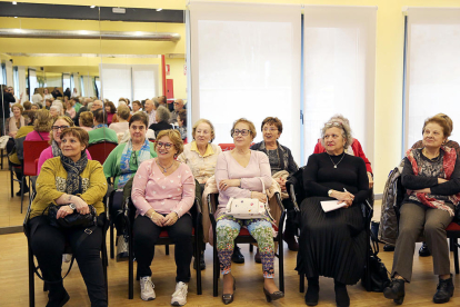 Els padrins i padrines de Sant Julià han iniciat l'escola de salut amb un programa de xerrades i tallers relacionats amb el benestar, amb una primera sessió impartida per infermeres.