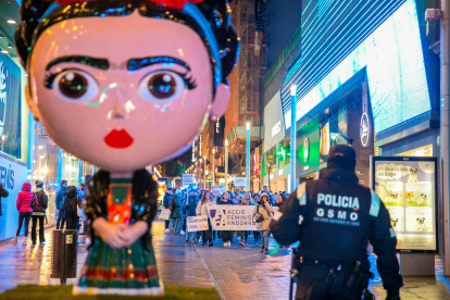 Les manifestants ahir passant per l'estatua de Frida Kahlo.