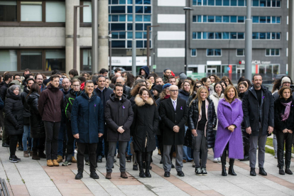 El minut de concentració a la plaça Lídia Armengol