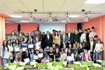 Un centenar d'alumnes han rebut el certificat de participació en el voluntariat per la llengua jove, que conformen 48 parelles lingüístiques del col·legi María Moliner.