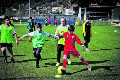Entre el 28 de març i el 5 d'abril, una cinquantena de joves d'entre set i catorze anys han entrenat al campus esportiu de futbol, aprenent la tècnica i valors de l'esport.