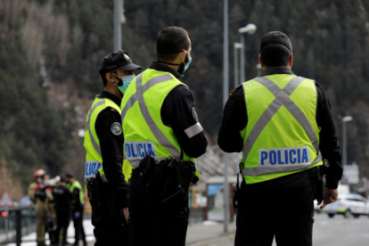 Agents de policia de servei.