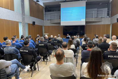 Conferència de Pere Pastor als agents de la policia