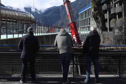 Tres avis passejant per Andorra la Vella.