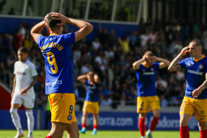 Els jugadors de l’FC Andorra es lamenten en una acció del partit d’ahir.