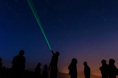 Un grup de persones observant els estels.