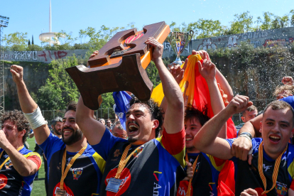 Els jugadors tricolors celebrant el títol de Divisió d’Honor Catalana.