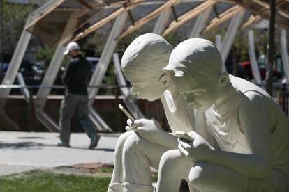 L’escultura d’Ángel Calvente, ahir al Parc Central.