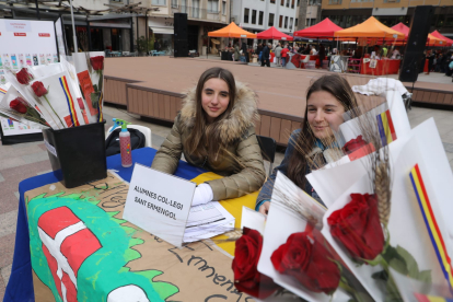Venda de roses dels estudiants per Sant Jordi