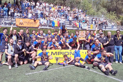 Els jugadors del VPC celebrant el títol de campions de la Divisió d’Honor Catalana.