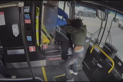Un home agredeix a un conductor d'autobús i provoca un accident