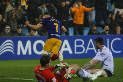 Julen Lobete celebrant el gol que avançava en el marcador l’FC Andorra, ahir contra el Racing de Santander.