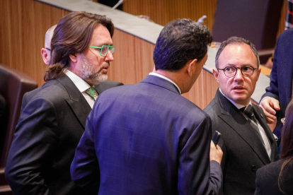 Carles Naudi i Raul Ferré (CC) conversant amb el cap de Govern.