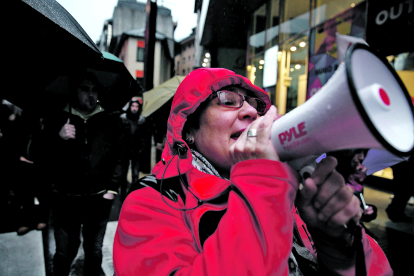 Una dona amb un megàfon a la manifestació
