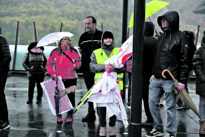 Els manifestants cobrint-se de la pluja