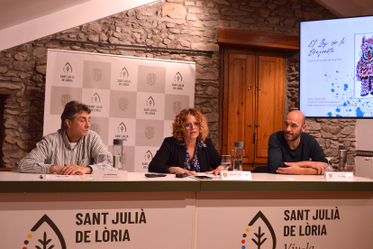 L'artista Roger Mas; la consellera de Cultura de Sant Julià de Lòria, Teresa Areny i el president de la Colla Gegantera, Jordi Díaz, durant la roda de premsa d'aquest dilluns al matí.