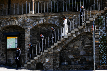 Els agents i una ciutadana sortint de la cerimònia eclesiàstica ahir a Ordino.