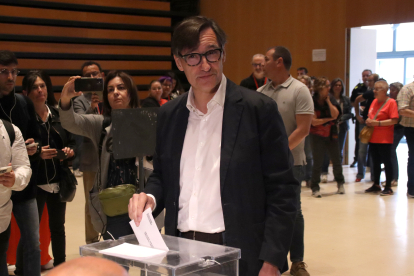 El guanyador de les eleccions, Salvador Illa, dipositant el vot.