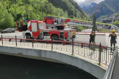 Efectius de bombers en un dels punts de recerca de la persona