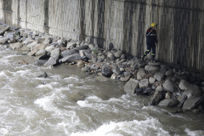 Un bomber revisa el riu recercant el cos del treballador del projecte Caldes