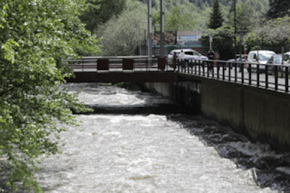 Recerca del treballador de les obres del projecte Caldes caigut al riu