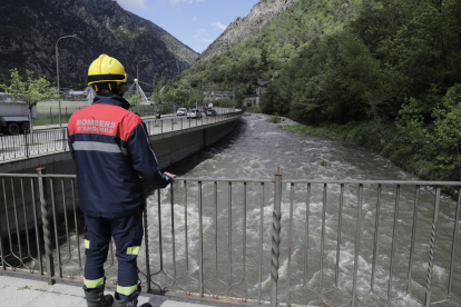 Recerca del treballador de les obres del projecte Caldes caigut al riu
