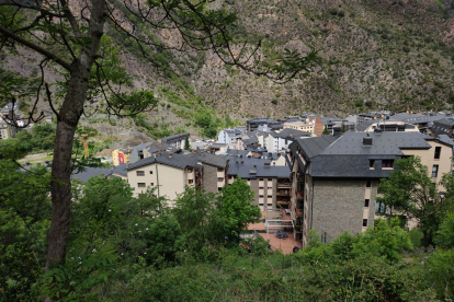 Urbanització de Camp de Perot on està el bloc on s'ha produït la caiguda de la parella de joves al buit