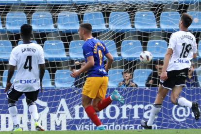 Jon Karrikaburu celebra el gol al minut 94 contra el Burgos i que li dona vida a l’FC Andorra.