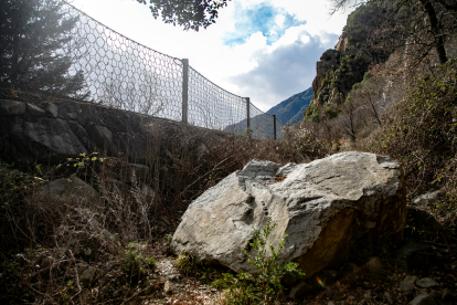 Un roc caigut a la Solana d’Andorra la Vella.