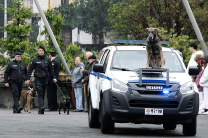 La unitat canina de la policia desfilant per la festivitat de la patrona del cos