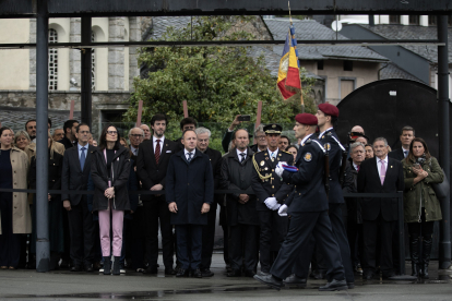 Cerimònia d'honor a la bandera amb Espot, Molné i Lasne
