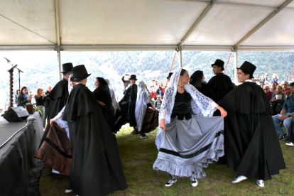Un ball tradicional durant el popular aplec de Canòlich, ahir.