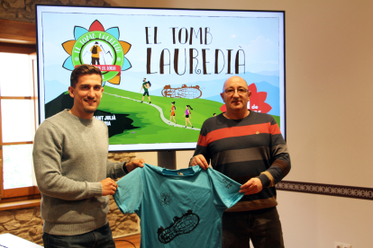 Marc Ferré, i el cap d'Activitats d'Esports, Ramon Ibarz, amb les samarretes que lluiran els inscrits.