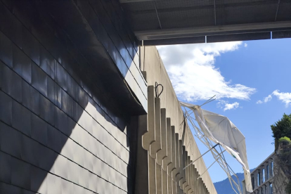 Una carpa cau de la plaça del Poble