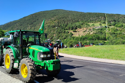 Una desena de tractors bloqueja el trànsit a la rotonda de Valls de Valira