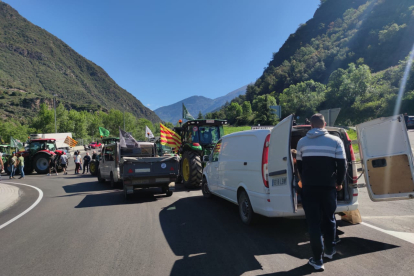 Bloqueig de l'N-145 a la rotonda de Valls de Valira pels pagesos catalanys