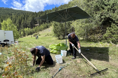 Tècnics fent les tasques de neteja al camp de tir