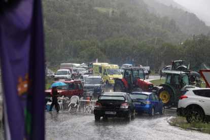 Vehicles passant per la rotonda bloquejada pels pagesos aquesta tarda