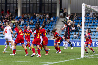 La selecció femenina va caure davant Montenegro a l’Estadi Nacional, ahir.