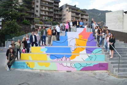 La cònsol menor d'Andorra la Vella, Olalla Losada, l'artista Judit Rodrigo, i totes les associacions participants en la creació del mural de la Setmana de la Diversitat Cultural 2024.