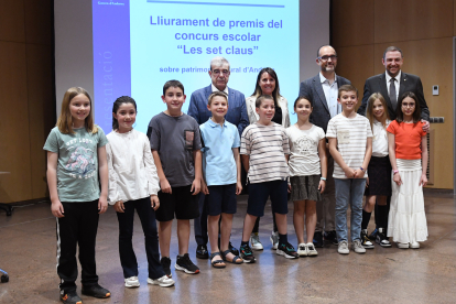 Ladislau Baró amb alguns infants que han assistit a l'acte.