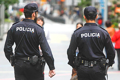 Dos agents de la policia.