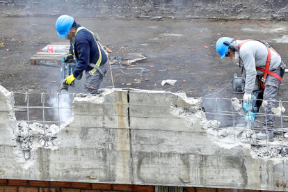 Dos treballadors de la construcció.