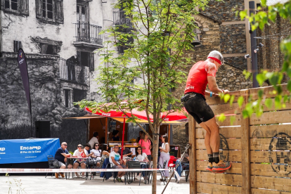 Un participant superant un dels obstacles de l’Spartan Race Encamp-Andorra.