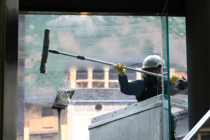 Un treballador filipí netejant la façana d’un edifici.

Foto Fernando Galindo