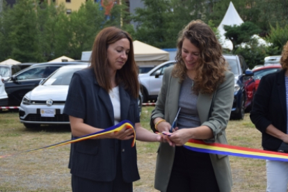 La cònsol menor de Sant Julià de Lòria, Sofia Cortesao, i la consellera de Turisme, Judith López, durant el tall de cinta inaugural de la 6a edició de la fira del vehicle d'ocasió.