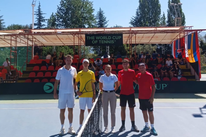 Part de l’equip nacional de Copa Davis, ahir a Tirana abans d’un dels partits.