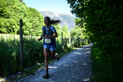 L’andorrana Ariadna Fenés, en un moment de la cursa de 21k de la Trail 100, ahir.